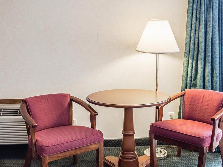 בית מלון כפרי Quality Inn Lakefront