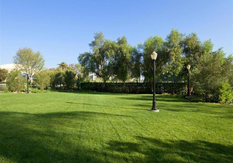 فندق Sheraton Fairplex Suites & Conference Center