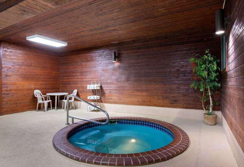 هتل Super 8 By Wyndham Salina I70