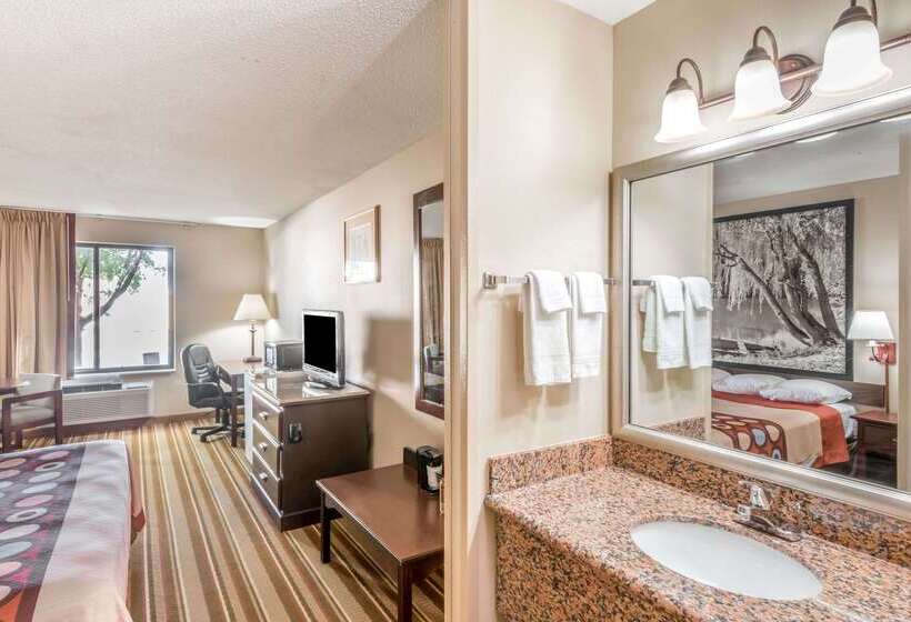 هتل Super 8 By Wyndham Salina I70