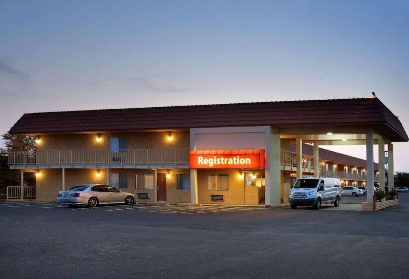 فندق Travelodge By Wyndham Winslow