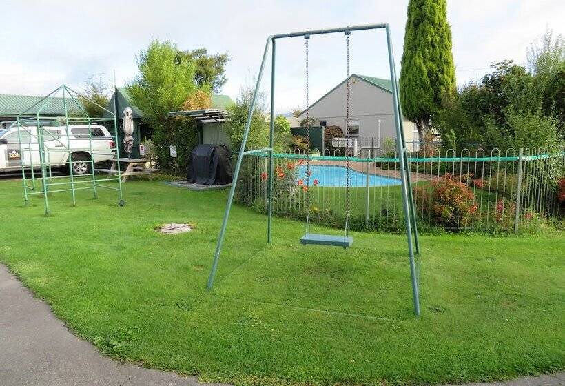 Commodore Court Motel