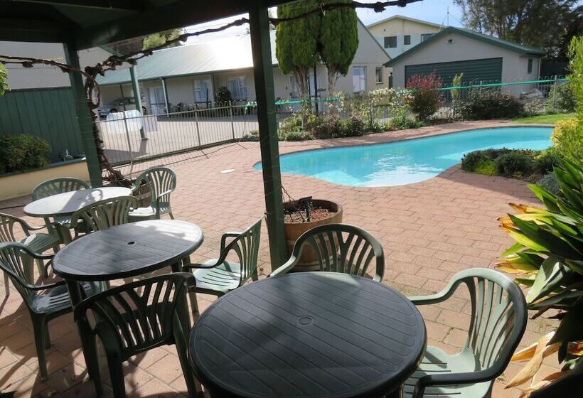 Commodore Court Motel