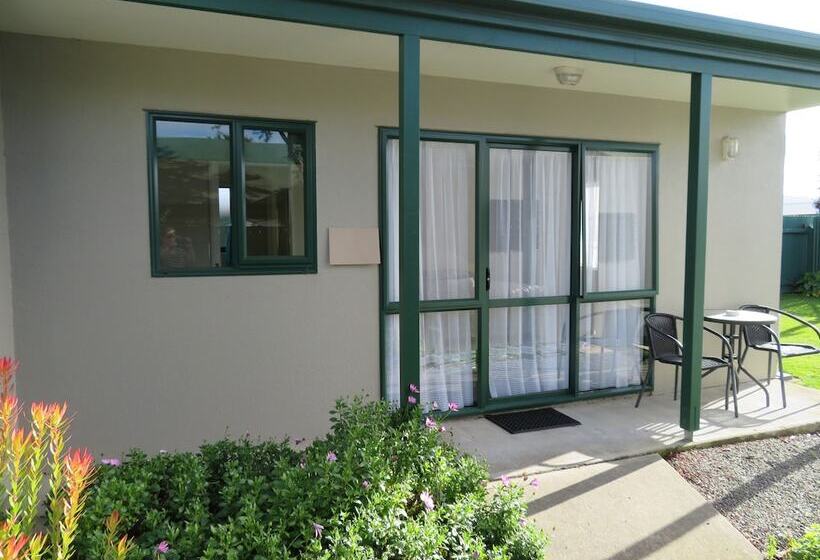 Commodore Court Motel