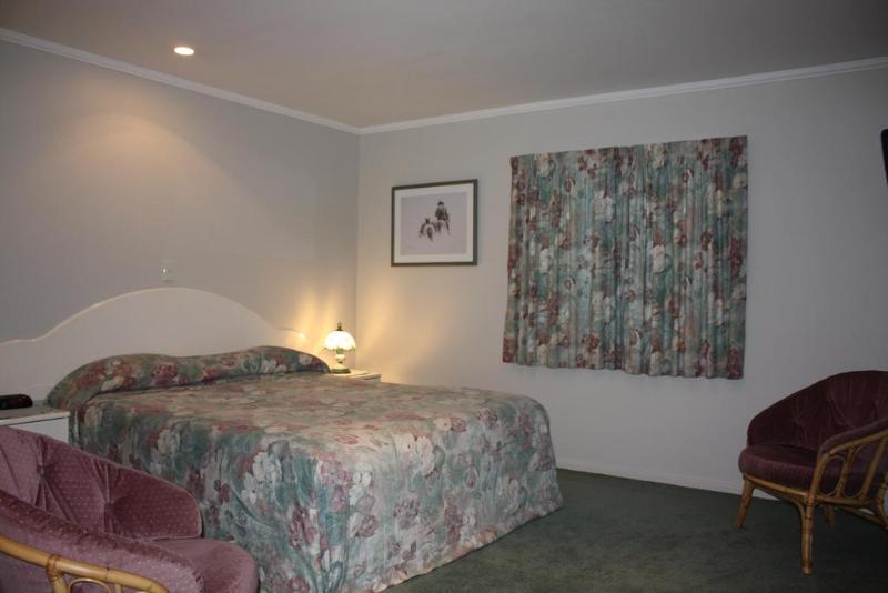 Commodore Court Motel