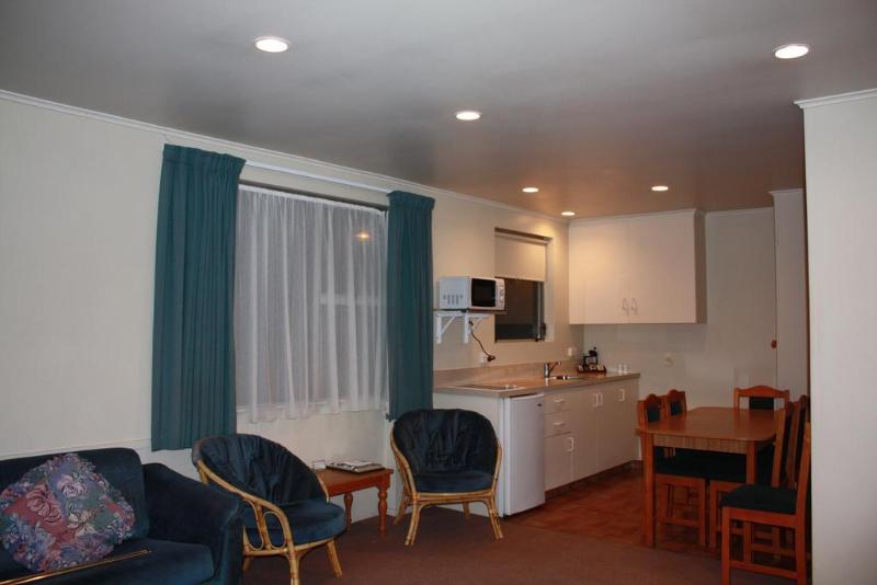 Commodore Court Motel