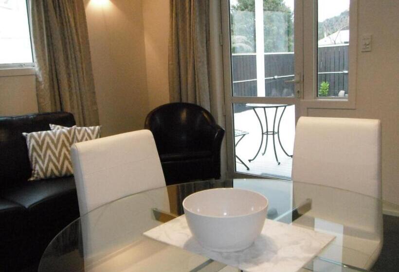בית מלון כפרי Coromandel Apartments