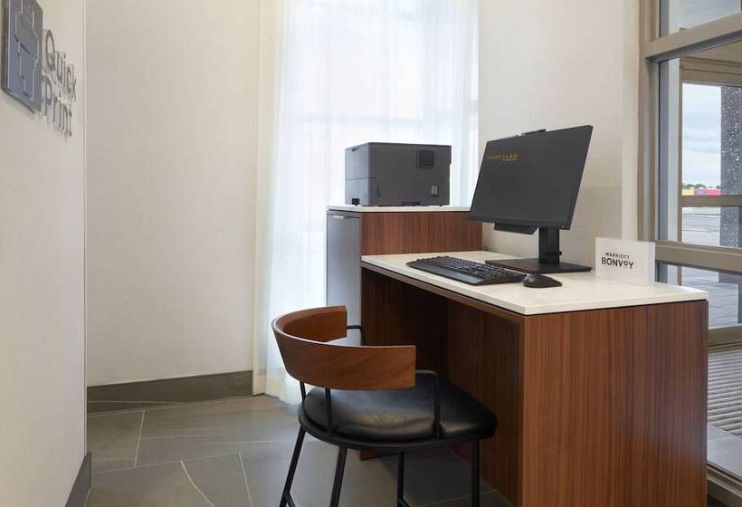 هتل Courtyard By Marriott Kitchener