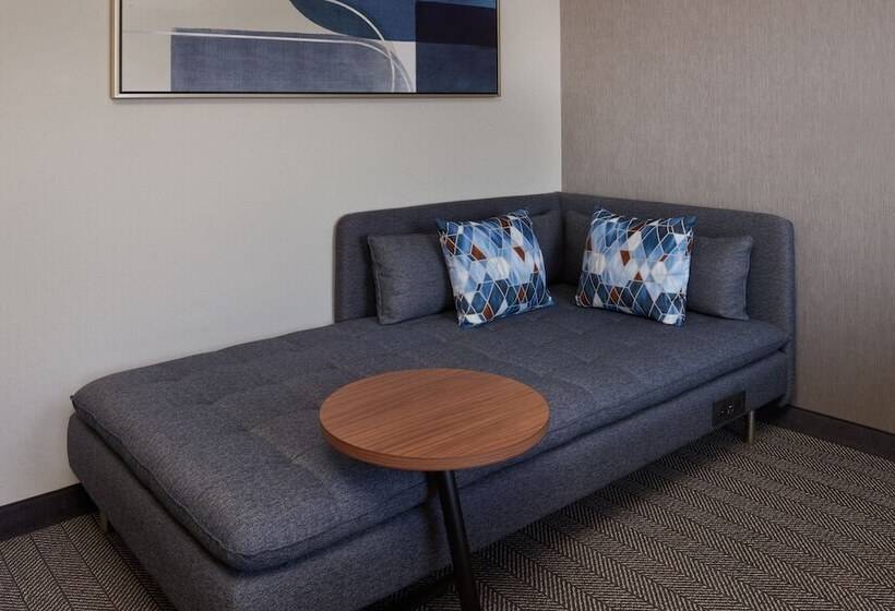 هتل Courtyard By Marriott Kitchener