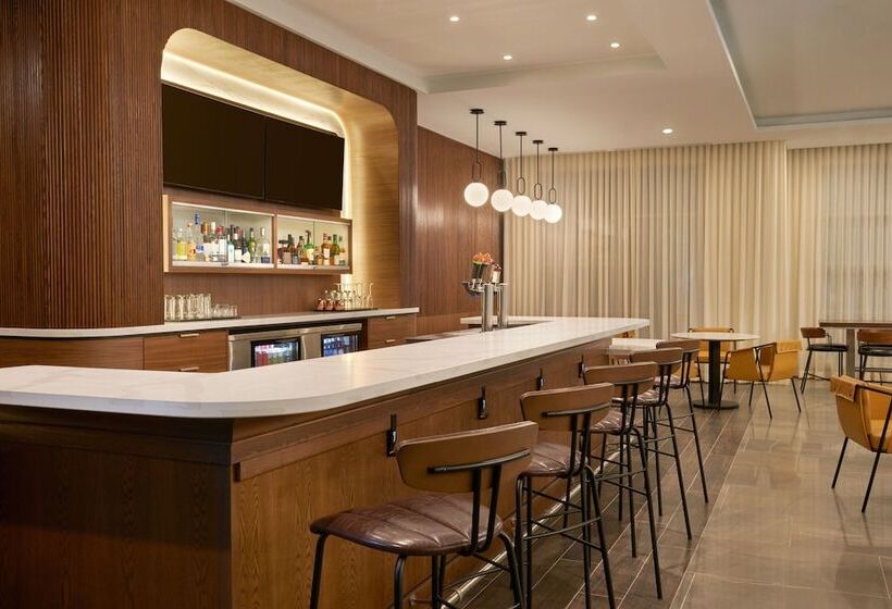 هتل Courtyard By Marriott Kitchener