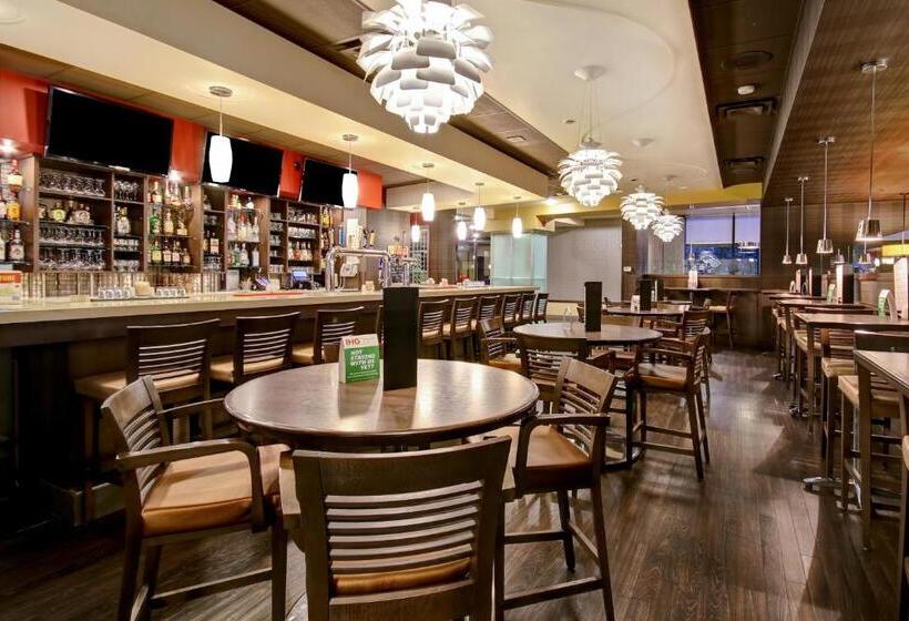 هتل Holiday Inn & Suites Windsor Ambassador Bridge By Ihg