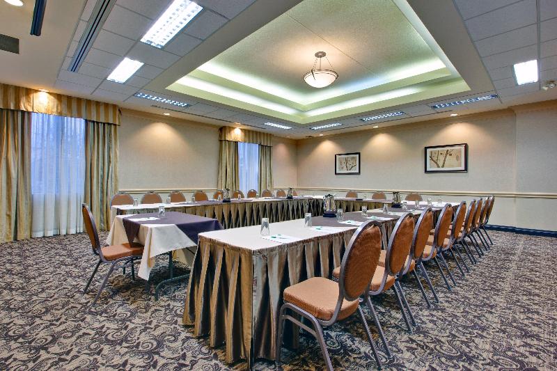 هتل Holiday Inn & Suites Windsor Ambassador Bridge By Ihg