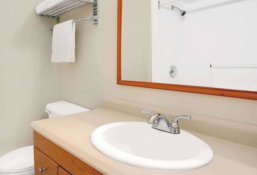 فندق Howard Johnson By Wyndham Lindsay