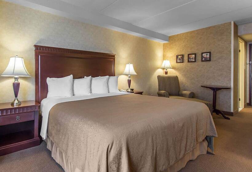 هتل Quality Inn & Suites Bay Front