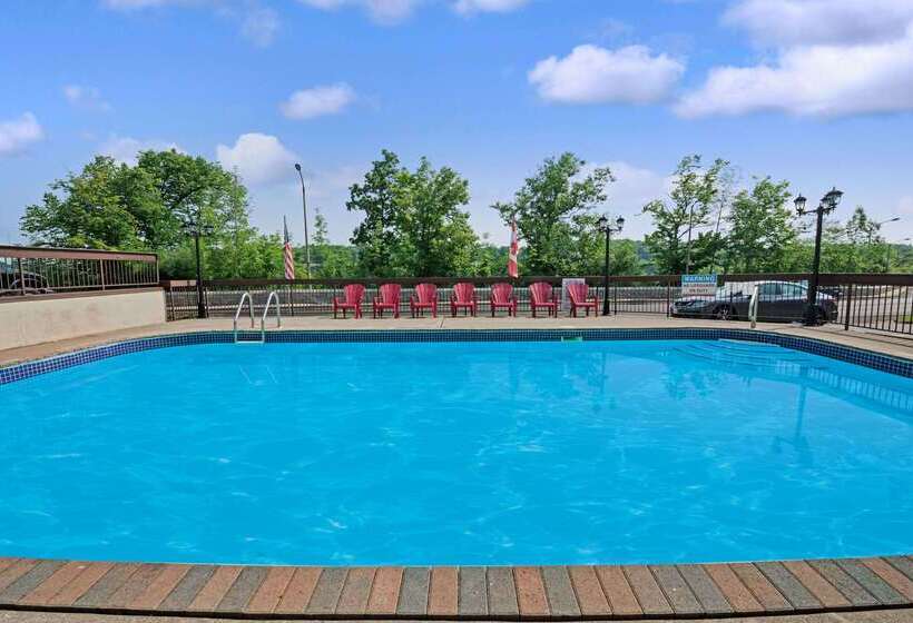 هتل Super 8 By Wyndham Niagara Falls North