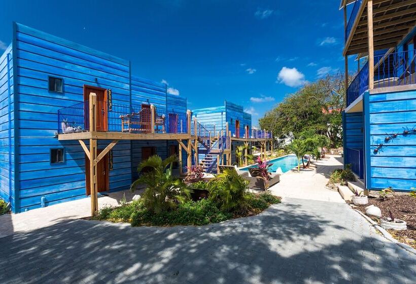 هتل True Blue Bay Resort