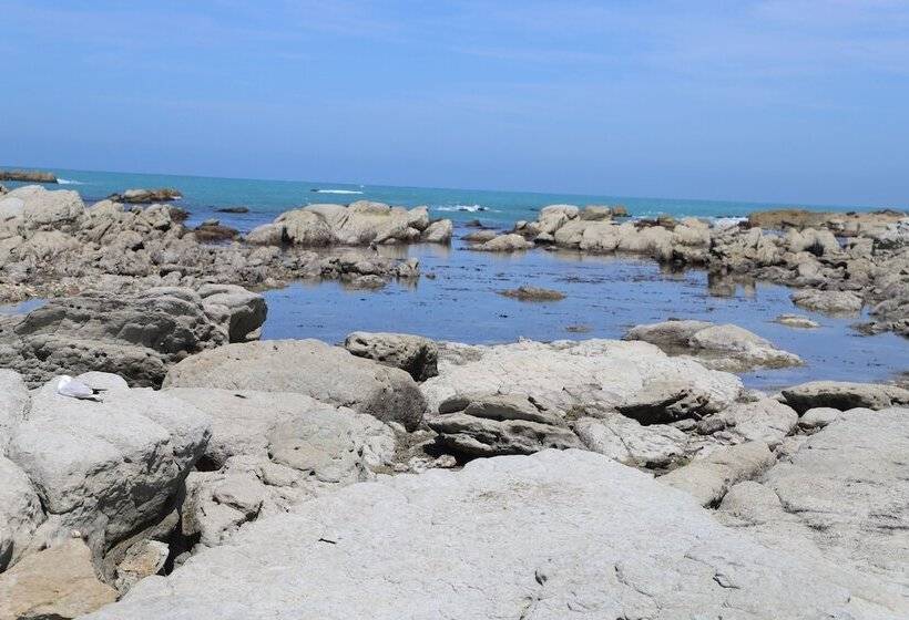 Sierra Beachfront Motel