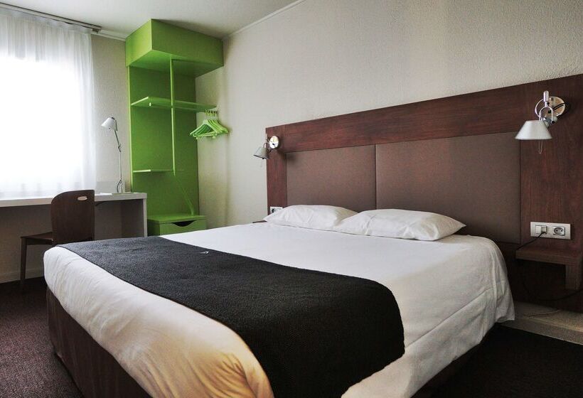 בית מלון כפרי Campanile Paris Ouest Chaville