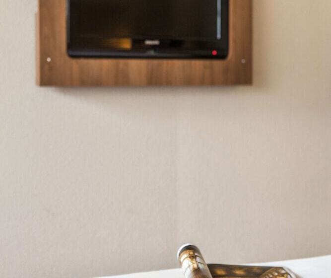 בית מלון כפרי Campanile Paris Ouest Chaville