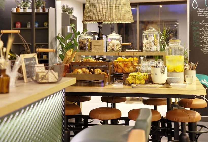 Отель Campanile Taverny