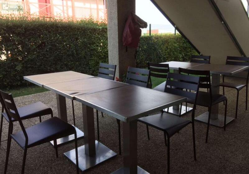 فندق Kyriad Niort   La Crèche