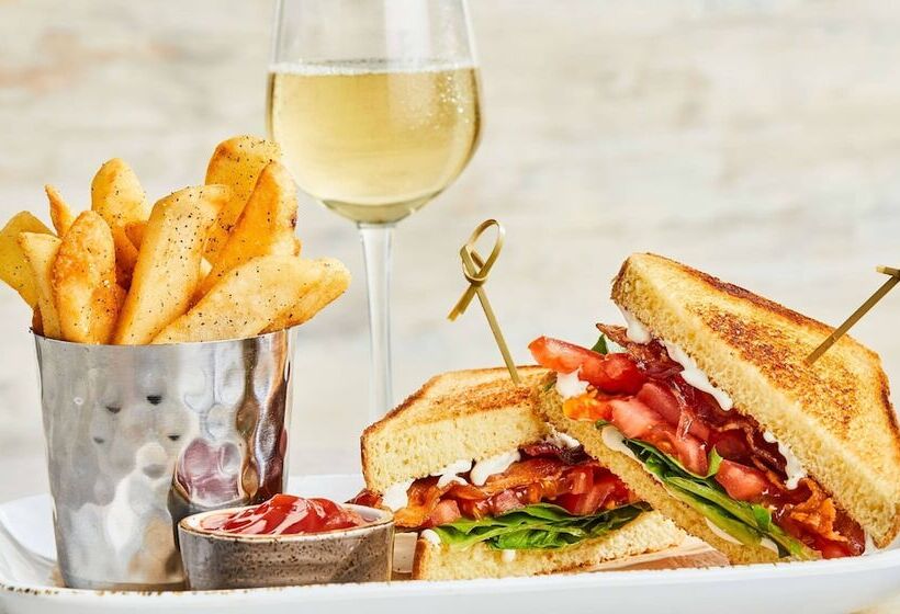 هتل Courtyard By Marriott Greensboro