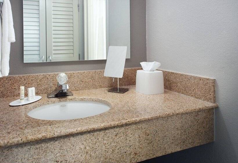 هتل Courtyard By Marriott Greensboro