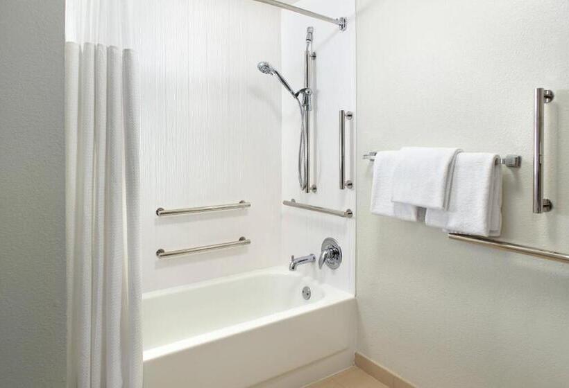 هتل Courtyard By Marriott Greensboro