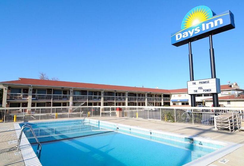 هتل Days Inn By Wyndham Jacksonville Nc