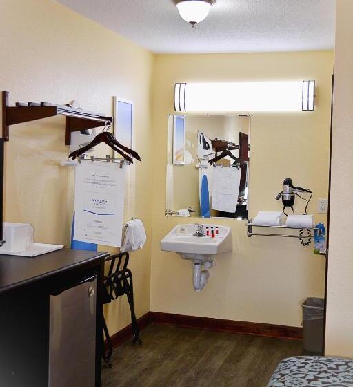 هتل Days Inn By Wyndham Jacksonville Nc