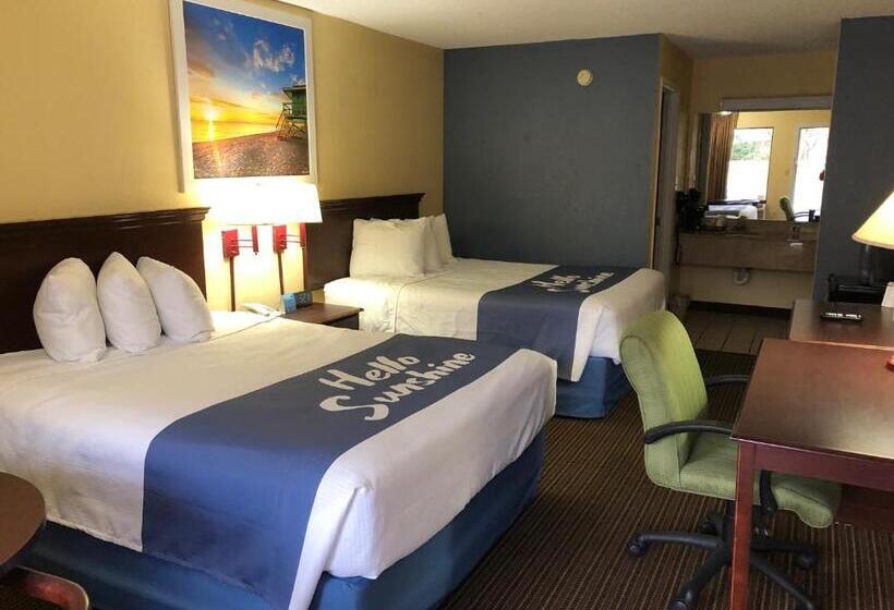 בית מלון כפרי Days Inn By Wyndham Spartanburg Waccamaw