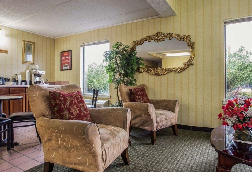 فندق Econo Lodge Inn & Suites
