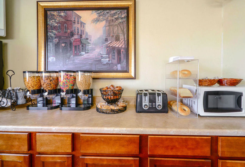 فندق Econo Lodge Inn & Suites