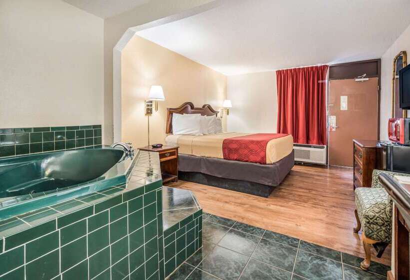 هتل Econo Lodge  Inn & Suites