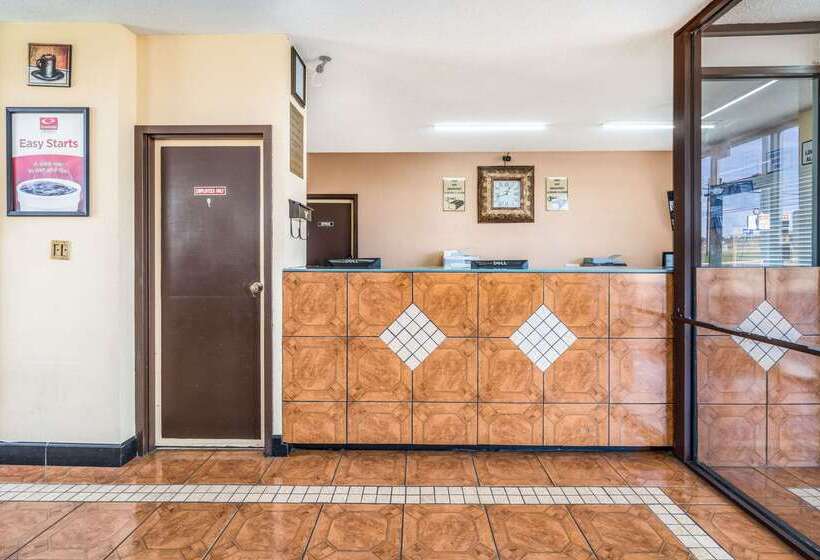 هتل Econo Lodge  Inn & Suites