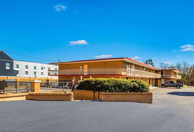 هتل Econo Lodge  Inn & Suites