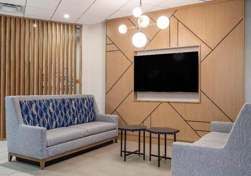 هتل Holiday Inn Express & Suites Greensboro   I 40 Atwendover, An Ihg