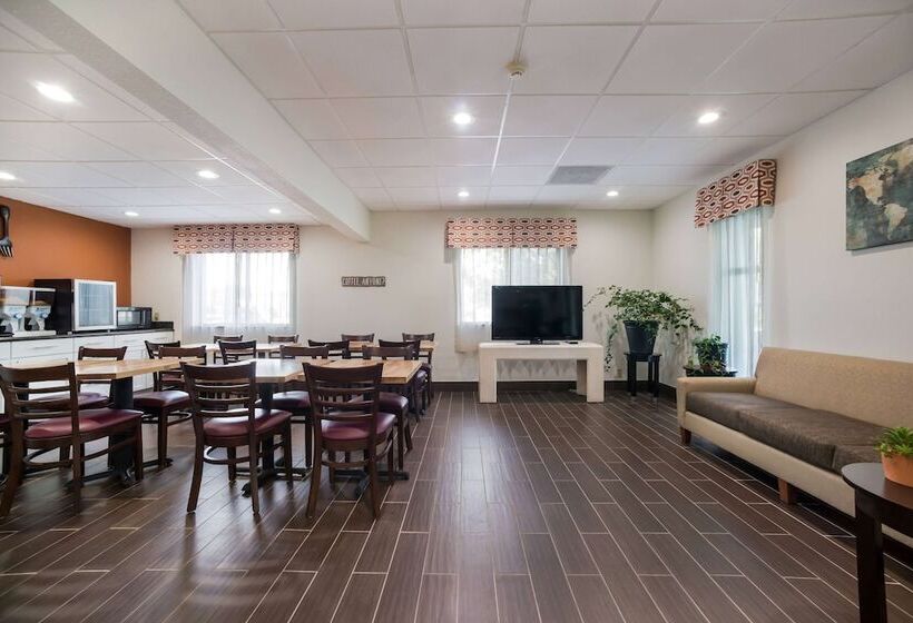 Отель Ramada By Wyndham Effingham