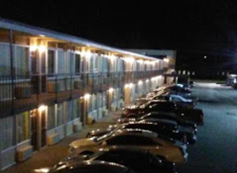 בית מלון כפרי Regency Inn Fayetteville/fort Bragg