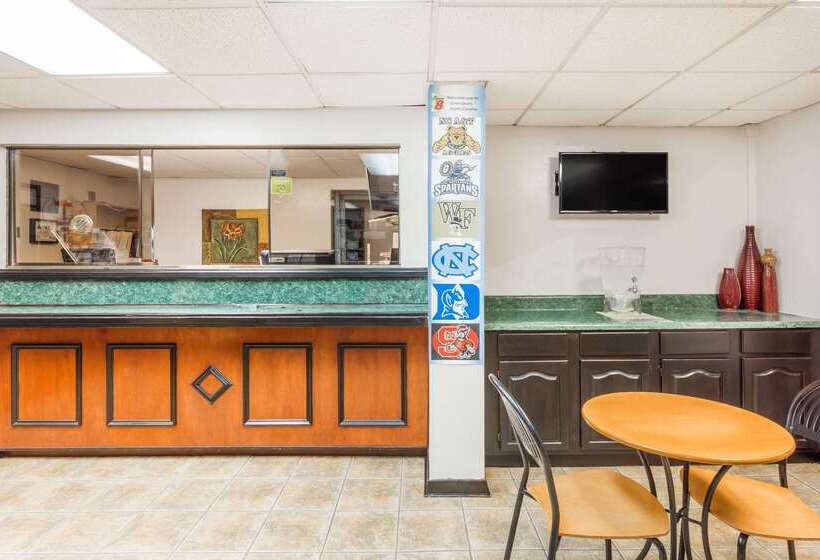 هتل Super 8 By Wyndham Greensboro