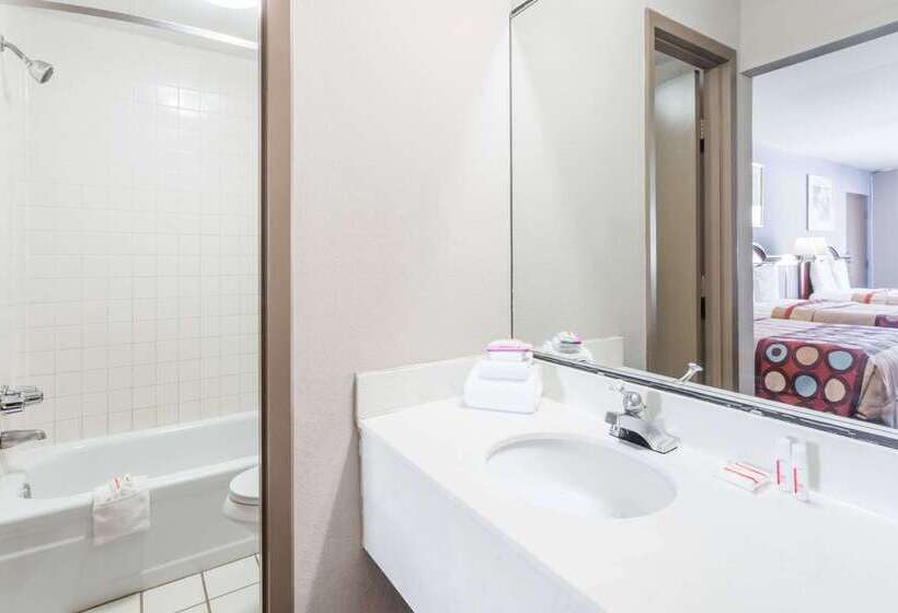 هتل Super 8 By Wyndham Greensboro