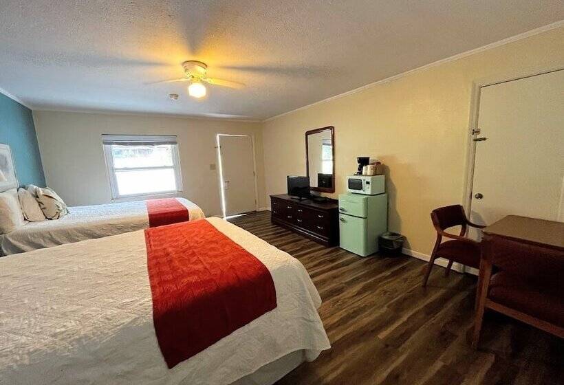 Meadowlark Motel With Restaurant & Bar