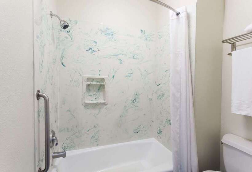 Отель Days Inn & Suites By Wyndham South Gate