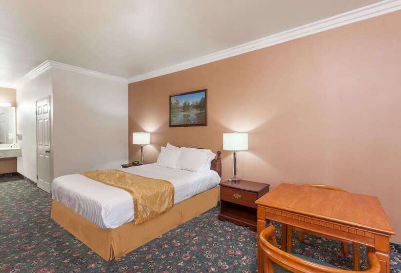 Отель Days Inn & Suites By Wyndham South Gate