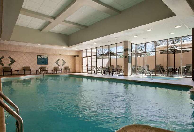 فندق Embassy Suites By Hilton Philadelphia Airport