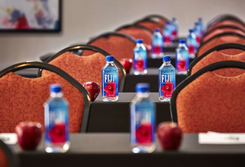 בית מלון כפרי Hilton Garden Inn Valencia Six Flags