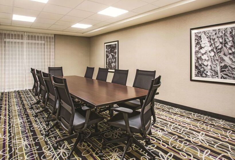 هتل La Quinta By Wyndham Las Vegas Summerlin Tech