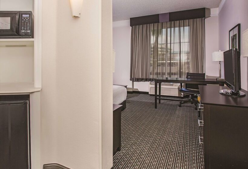 هتل La Quinta By Wyndham Las Vegas Summerlin Tech