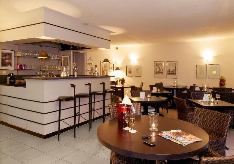 هتل Les Jardins d'Adalric