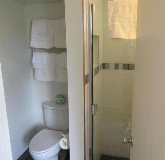 Waikiki Central Hotel No Resort Fees